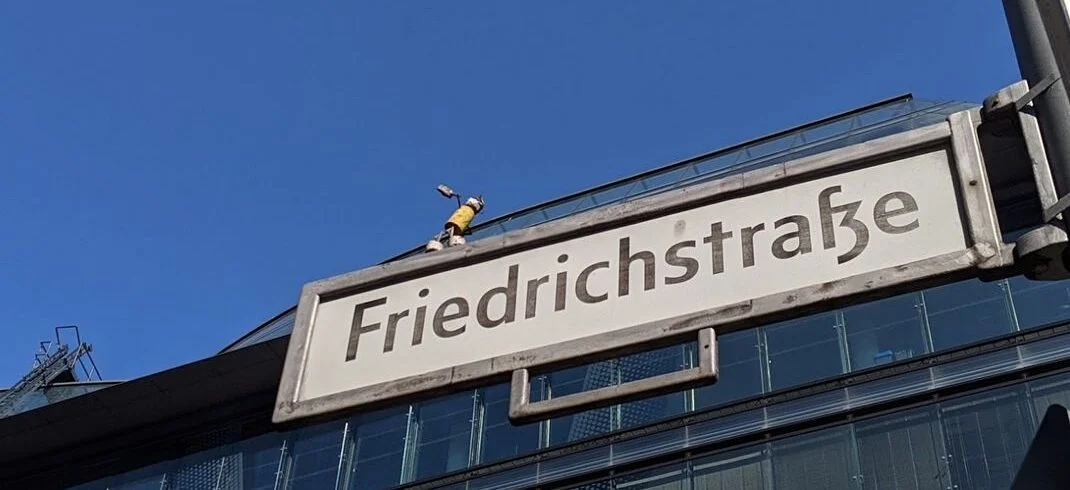 Korkmännchen auf einem Straßenschild
