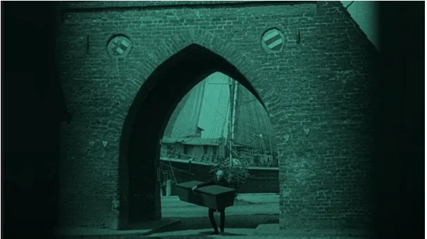 Nosferatu trägt einen Sag durch ein Steintor