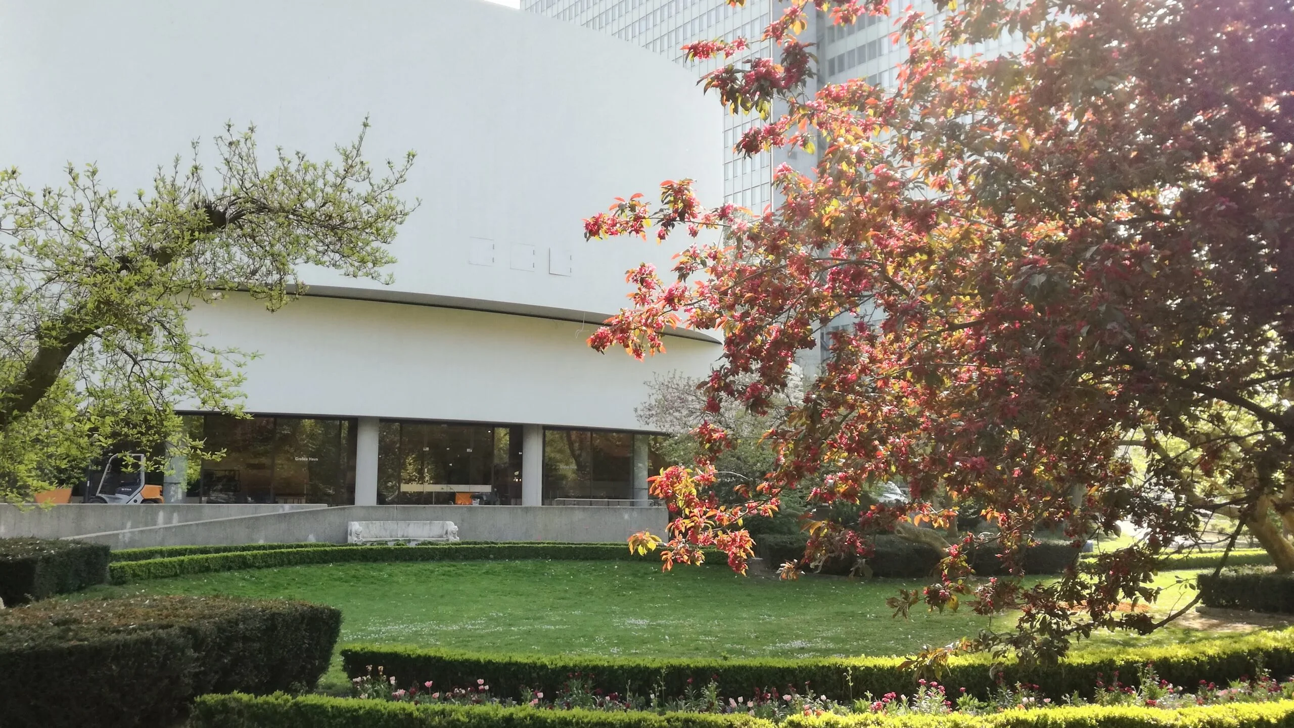 Katzenbank Hofgarten hinter dem Schauspielhaus Düsseldorf