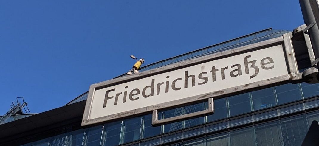 Korkmännchen auf einem Straßenschild