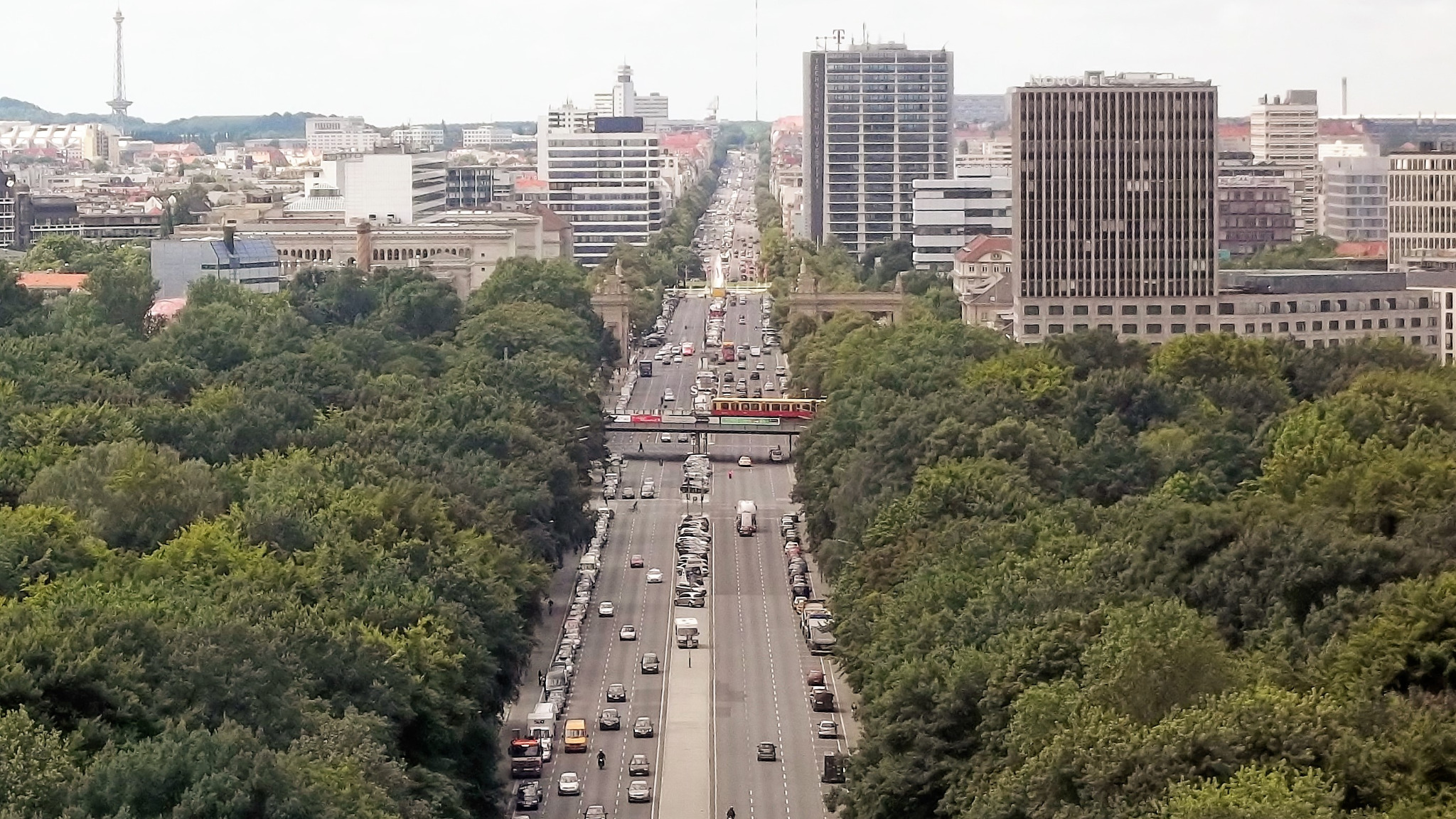 Blick von der Siegssäule auf Berlin und die Straße des 17. Juni