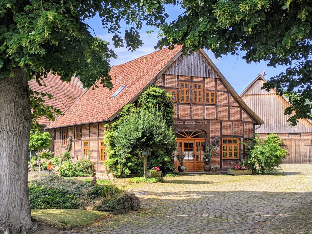 Dorfansicht mit Fachwerkhause