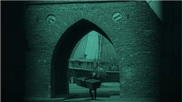 Nosferatu trägt einen Sag durch ein Steintor