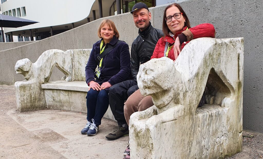 Spendenaktion 20x Deutschland Antje Kahnt, Anja Kühner und Andree Sadilek auf der Katzenbank in Düsseldorf