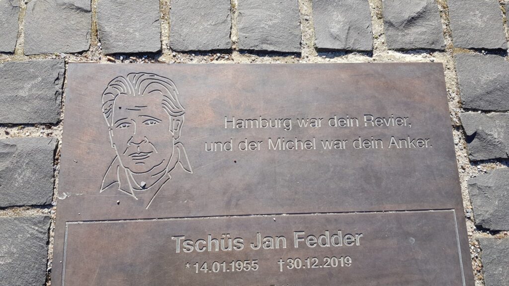 Gedenktafel für Schauspieler Jan Fedder vor der Hauptkirche St. Michaelis Michel in Hamburg
