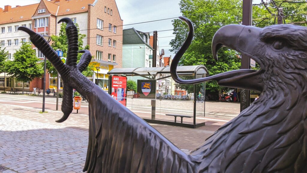 Halb Adler, halb Löwe ist das Fabelwesen seit dem frühen Mittelalter Rostocks Wappentier