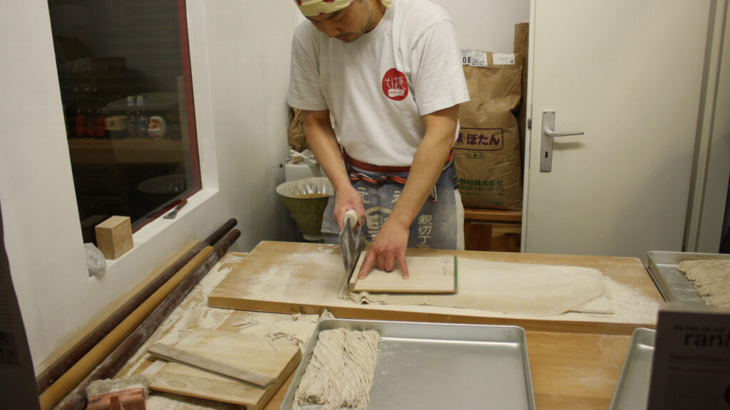 Der Nudelmeister macht jeden Tag die frischesten Nudeln.
