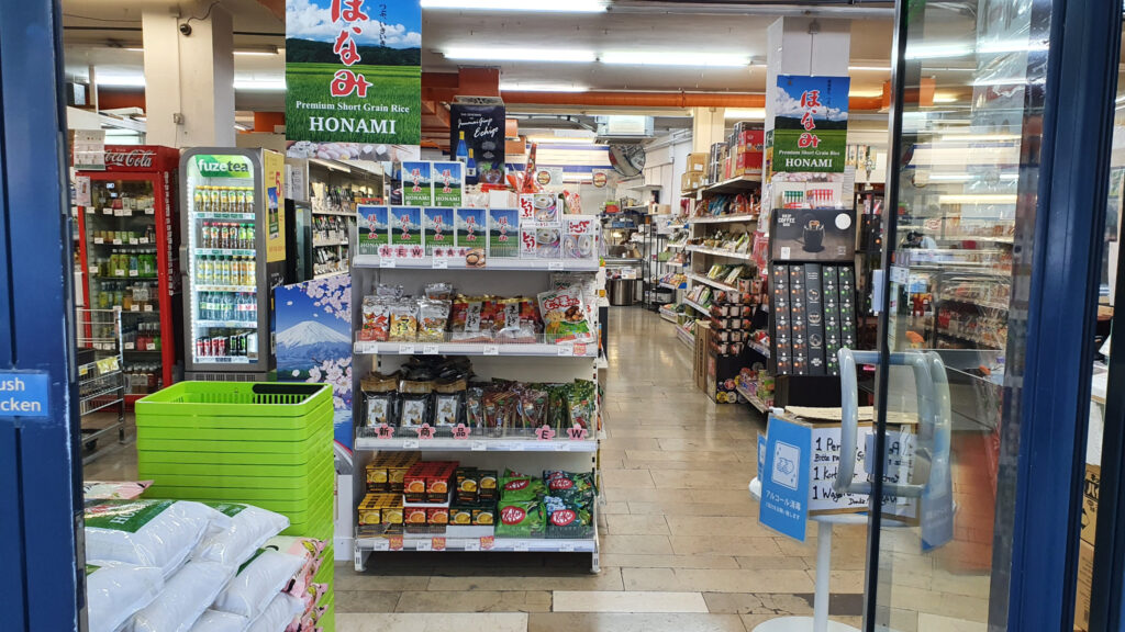 Im japanischen Supermarkt gibt es 10-Kilo-Säcke Sushi-Reis (links vorne)