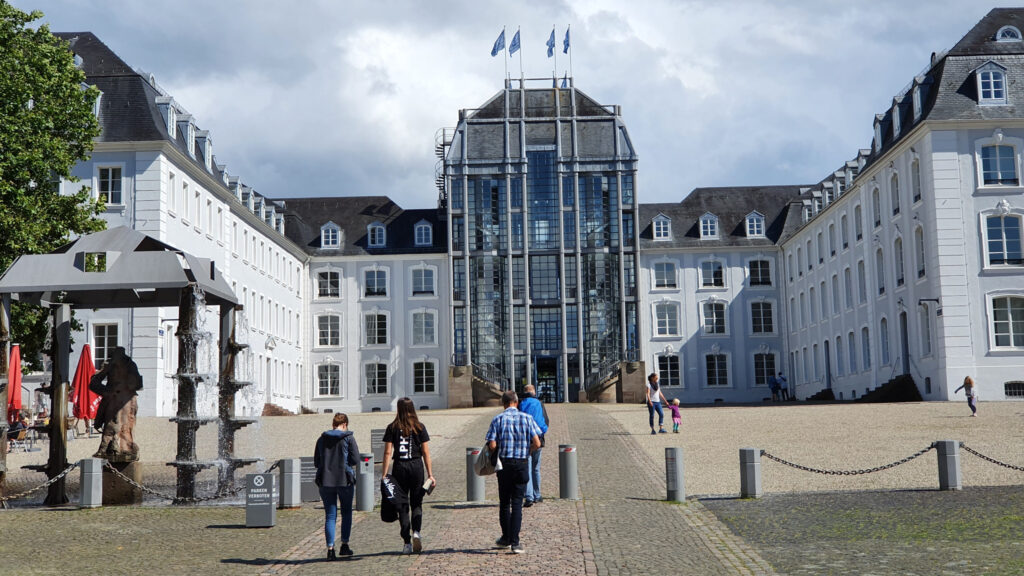 Saarbrücken Blick über den Schlossplatz aufs dreiflüglige Schloss