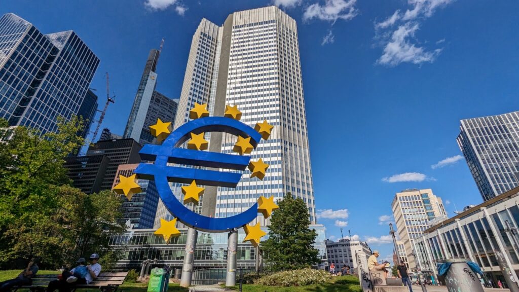 €-Skulptur mit dem dahinter aufragenden Euro-Tower