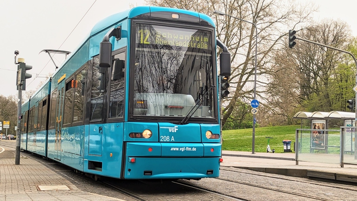 Stadtrundfahrt Frankfurt günstig mit der Straßenbahn 12