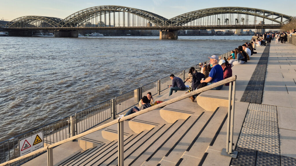 Köln Picknick auf der Freitreppe des Rheinboulevards