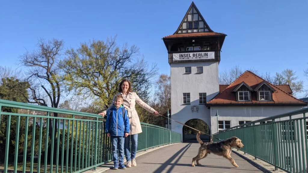 Insel der Jugend am Treptower Park mit Hund